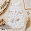 Gigoteuse hiver 0-6 mois motif cygnes, personnalisable, confectionnée à la main en France pour offrir confort et chaleur à bébé pendant l'hiver.