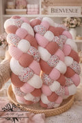 Protégez votre enfant avec tendresse.

Offrez à votre enfant un cocon de douceur grâce à notre tresse de lit 100% fait main. Conçue pour sécuriser le lit, tout en apportant une touche de style. Elle évite les chocs contre les barreaux et crée un espace rassurant et cosy.