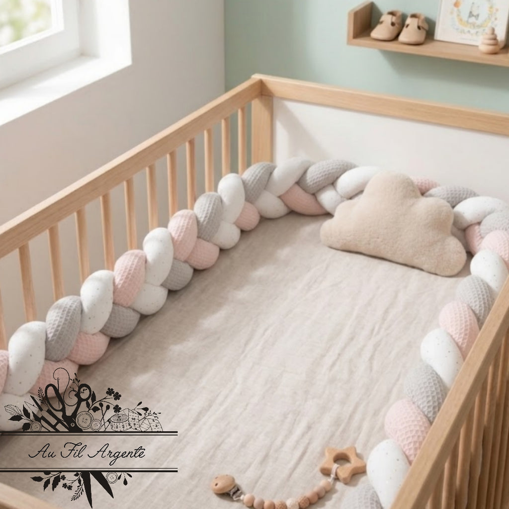 Offrez à votre enfant un cocon de douceur grâce à notre tresse de lit 100% fait main.