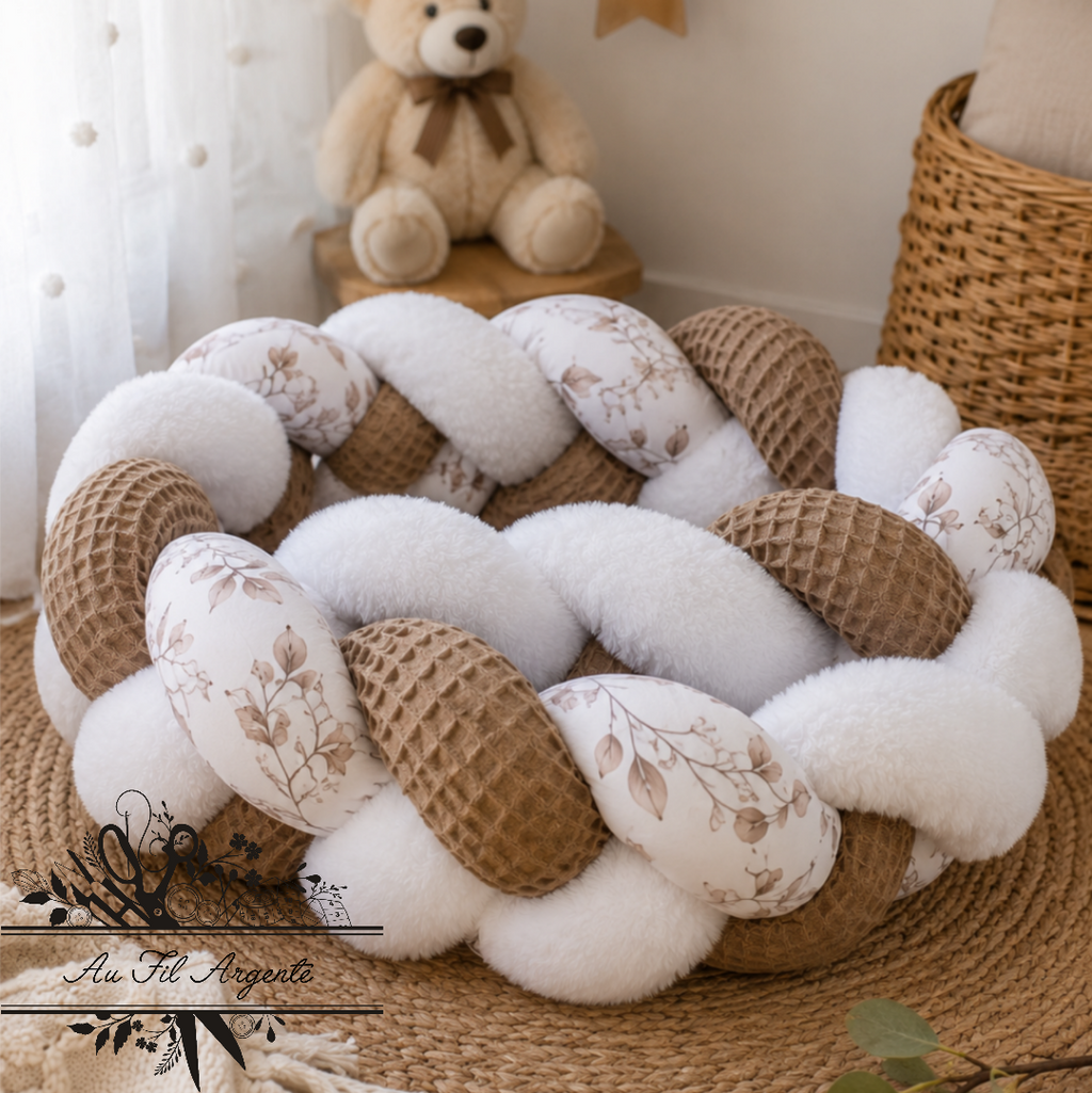 Offrez à votre enfant un cocon de douceur grâce à notre tresse de lit 100% fait main.