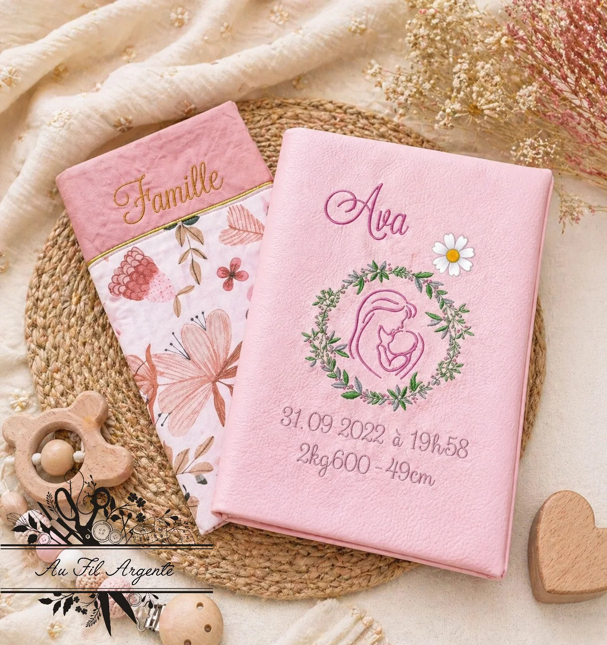 Protège Carnet de Santé - Motif Brodé Bébé & Maman